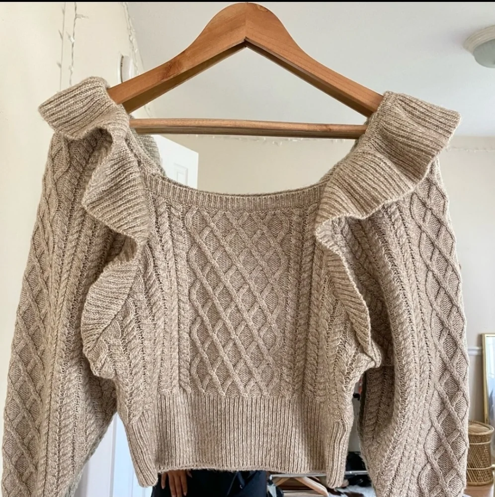 Blogger Fave! H&M Flounce Cable Knit Ruffle Sleeve Sweater - Picture 2 of 11
